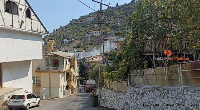 Alanya Kalesi yakınlarında çatı yangını