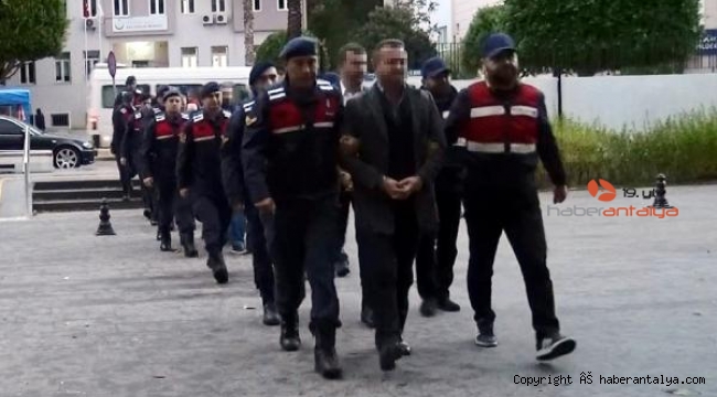 Antalya'da hukuk skandalı ! Duruşma salonundan içki masasına