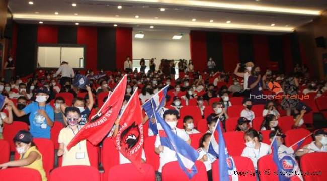 Basketbolcular, öğrencilerle bir araya geldi