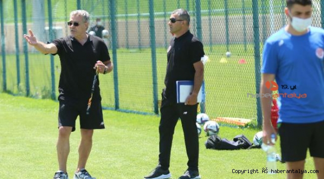 Ersun Yanal, meslektaşına tecrübelerini aktardı