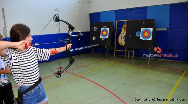 Finike'de okçuluk ve badminton kursu