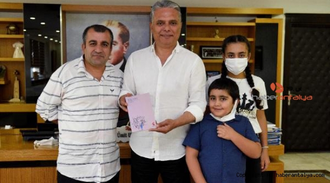 İmzalı kitabını Başkan Uysal'a hediye etti