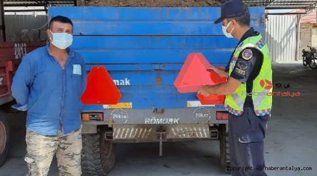 Jandarma traktör kazalarını önlemek için reflektör dağıttı