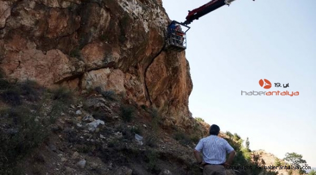 Kara yolu nu tehdit eden kaya parçalandı 