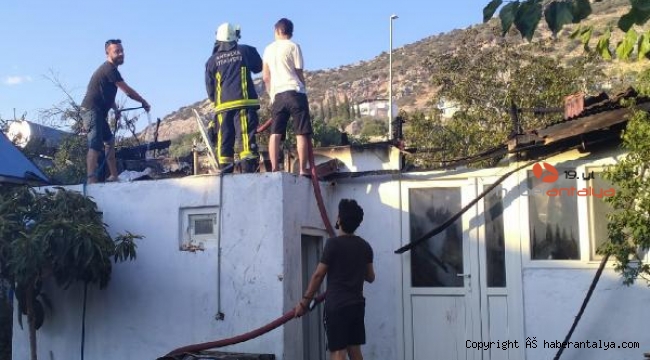 Kaş'ta iki ev yanarak kullanılamaz hale geldi
