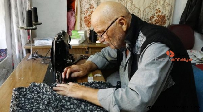 Köylünün verdiği kumaşlarla dikti, o da böyle yardımcı oldu