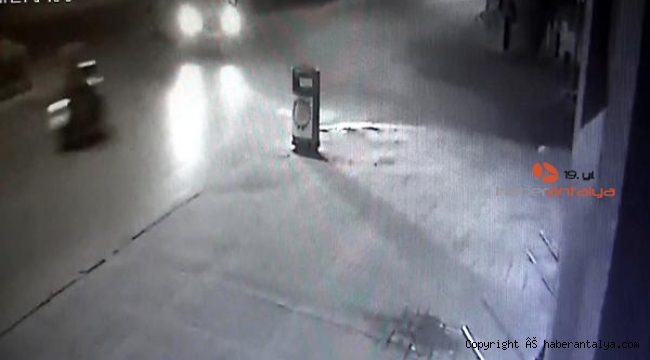 Minibüs, yaralı ile yardımına koşan 3 kişiye çarptı !