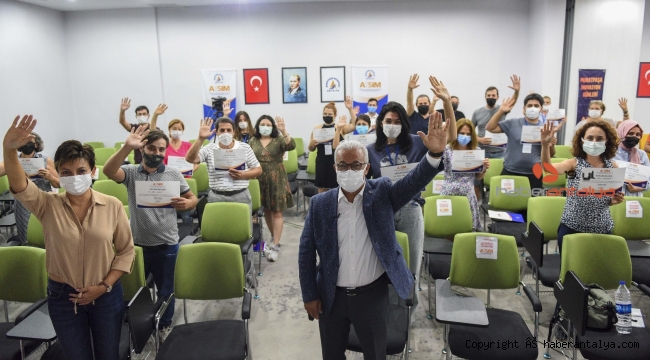 Muratpaşa ASSİM'de girişimci adayları sertifikalarını aldı