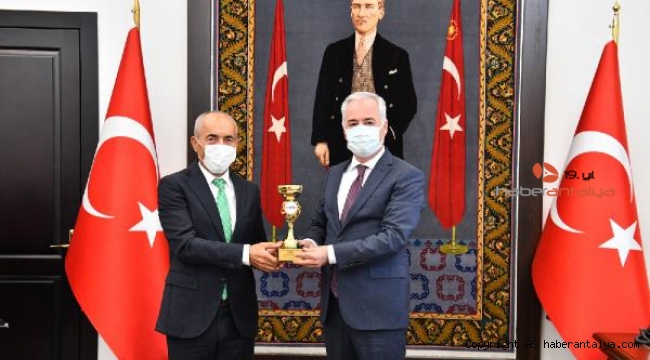 Şampiyon 'Demir Adam' kupasını Vali Seymenoğlu'ndan aldı