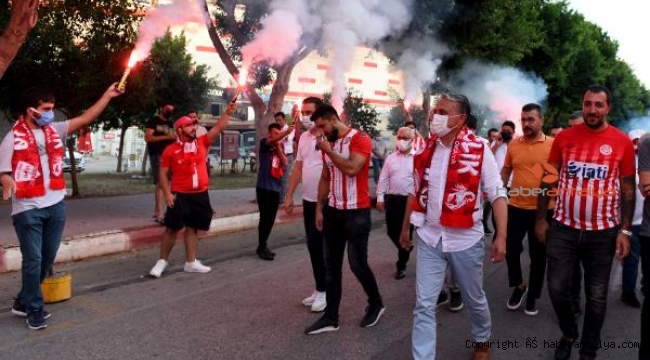Taraftar lokaline coşkulu açılış