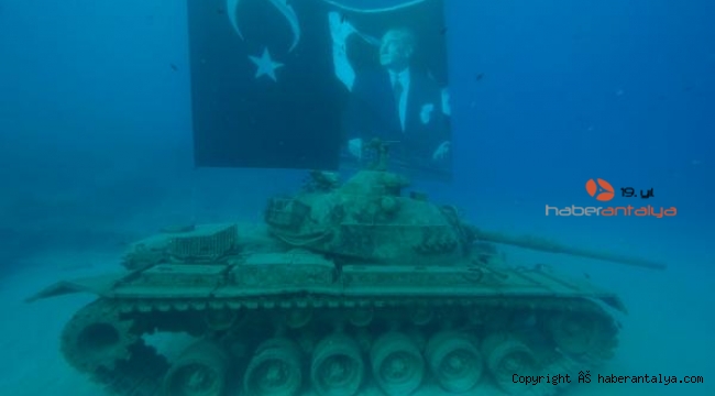 Zaferin yıl dönümünde deniz altında 45 tonluk tankla poz