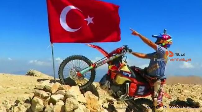 Zirveye bayrak dikerek bayramı kutladı