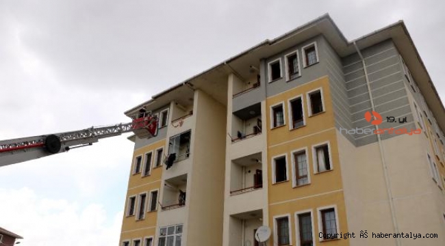 5 katlı binada çıkan yangında anne ve kızı atlayarak kurtuldu 