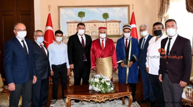 Ahilik Kaftanı giyen Vali Yazıcı: Esnaf toplumun şah damarıdır