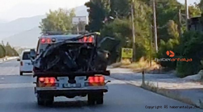 Alev alıp hurdaya dönen araçtan çıkamadı