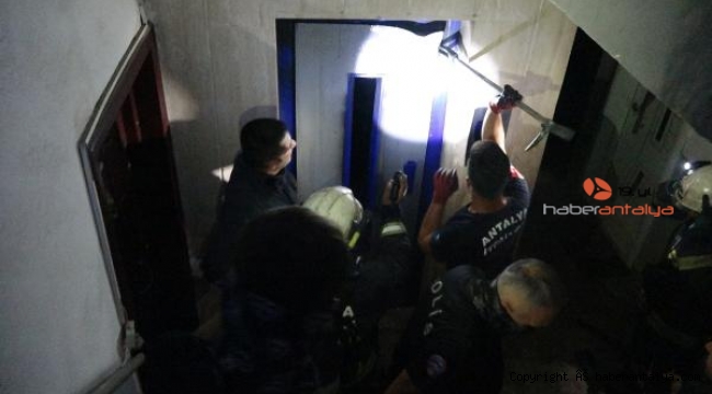 Asansör kabinindeki yangın yürekleri ağızlara getirdi