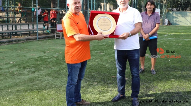 ASKF'den Başkan Çavuşoğlu'na plaket