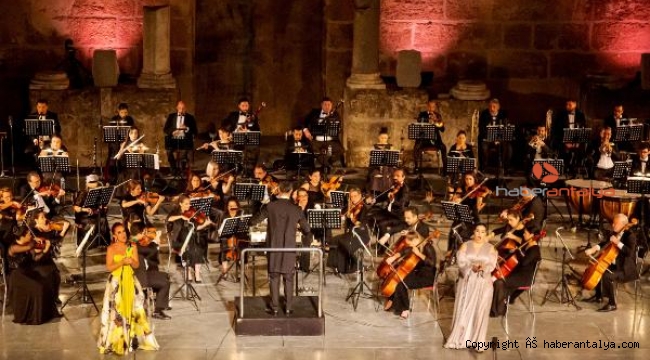 Aspendos'ta perde, yıldızlar geçidiyle kapandı