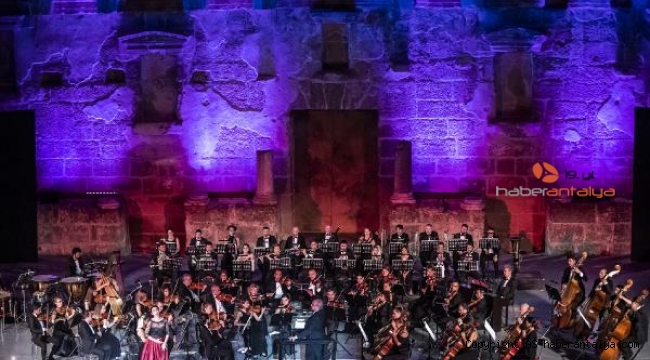 Aspendos'ta yıldızlar geçidi göz kamaştırdı