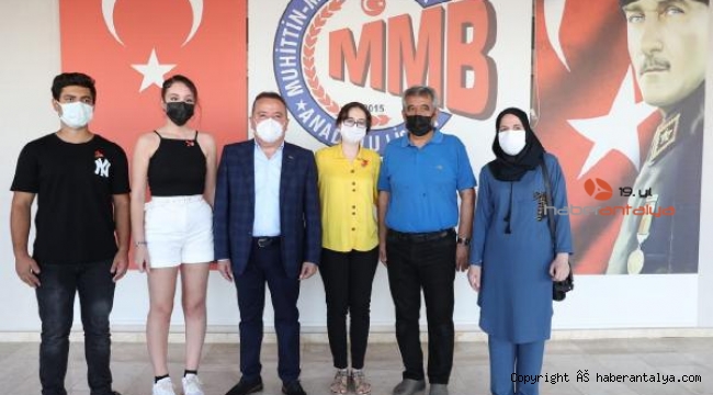 Başkan Böcek, dereceye giren öğrencilere altın taktı