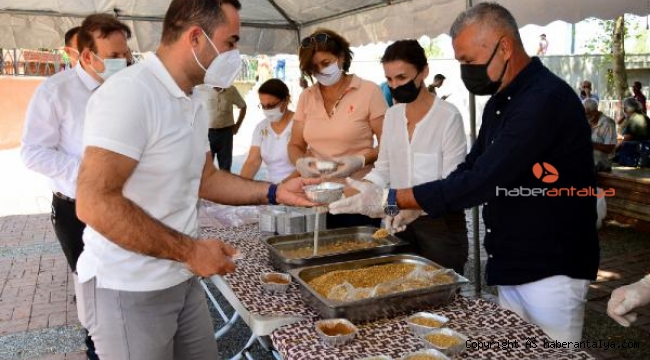 Başkan Sözen aşure dağıttı