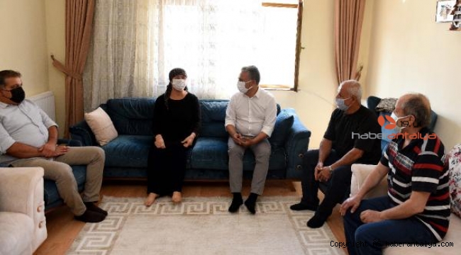 Belediye levhasını hurdacıya kaptırmayan İzci'yi ziyaret etti