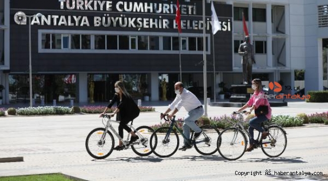 Büyükşehir personeli işe bisikletle geldi