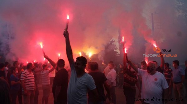 Canlarına tak etti. Mahalleli meşalelerle yolu kapattı !