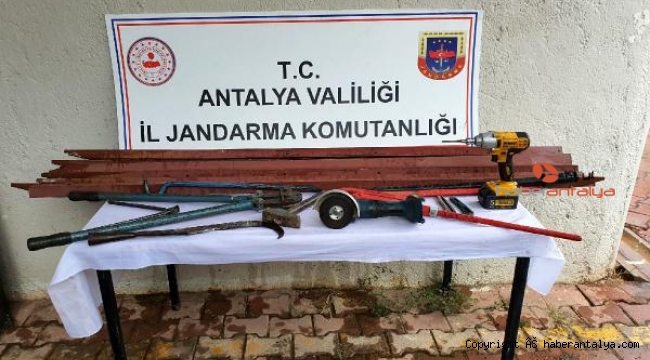 Çit demiri çalarken suçüstü yakalandılar