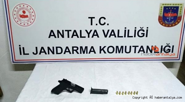 Durdurulan araçtan ruhsatsız tabanca ve fişekler çıktı