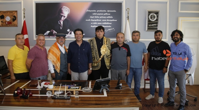 Elmalı güreş ağasının ilk ziyareti Başkan Genç'e oldu