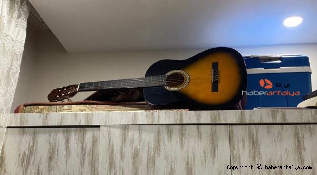 Gitarına kamera gizledi, gerçeği görünce şok oldu 