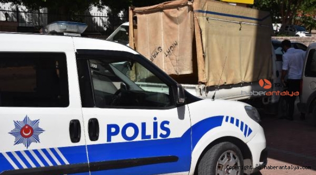 Hırsızlık yaparken yakalanınca elindekini de bırakıp kaçtı