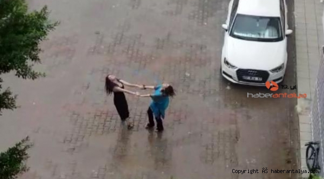 Kadınların yağmur altında dansı 