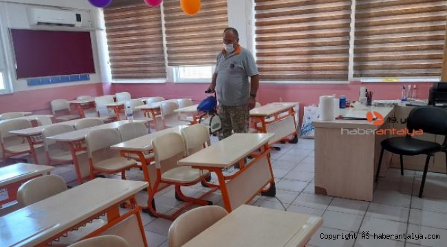 Kemer Belediyesi okullarda dezenfekte çalışması yapıyor