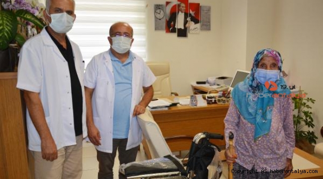 Kendisi ve eşi adına tekerlekli sandalye bağışladı