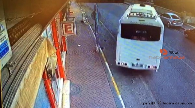 Midibüs geri geri iş yerine daldı, şöför araçtan bile inmeden gitti