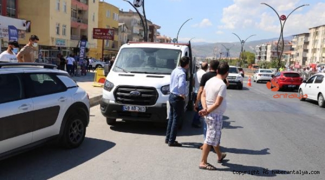 Okul üniforması almak için annesiyle alışverişe çıkmıştı, ölümle burun buruna kaldı