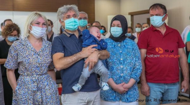 Rahim nakliyle dünyaya gelen bebek, adaşı Ömer Özkan'ın kucağında