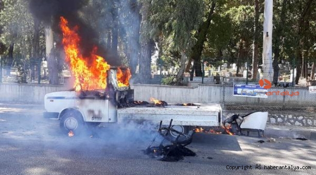 Seyir halindeki kamyonet alev alev yandı