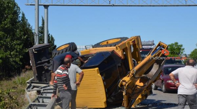 Tur midibüsü ile kepçenin feci kazası 