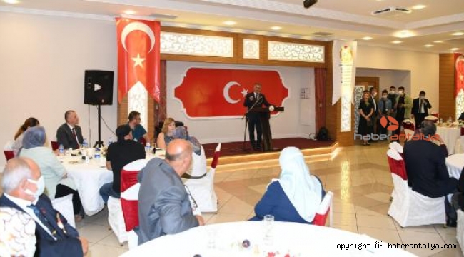 Vali Yazıcı ile eşi, gazilerle bir araya geldi