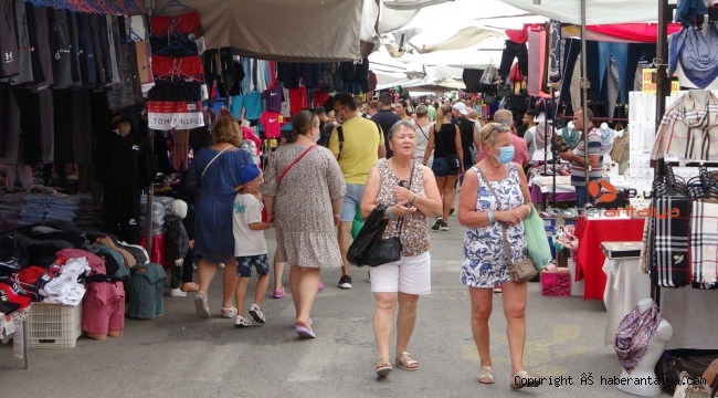 Yağmur esnafa yaradı, turistler pazara akın etti