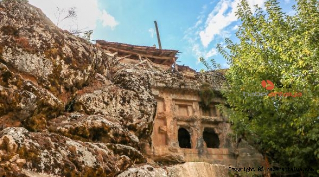 2 bin 500 yıllık mezar delik deşik halde