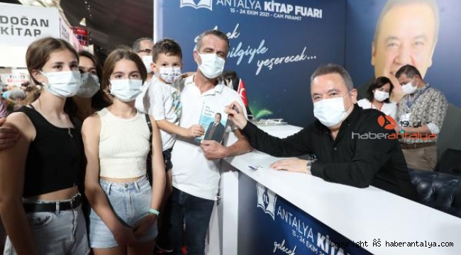 Antalya Kitap Fuarı'nda hafta sonu yoğunluğu
