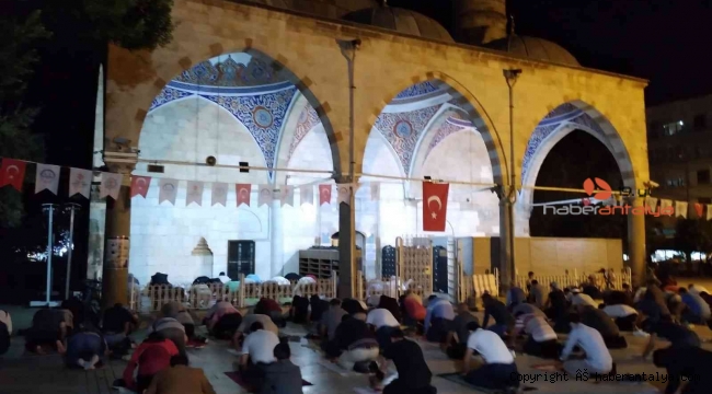 Antalya'da Mevlit Kandili camilerde dualarla idrak edildi