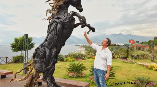 At heykeline Antalya manzarasında klip