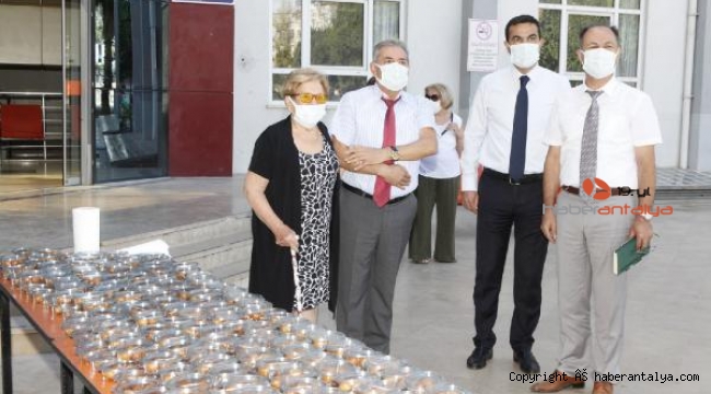 AÜ'de hayırsever Gülseren Çiftçiler için lokma dağıtıldı