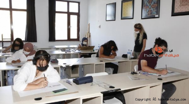 AÜ'de uygulamalı eğitimler üst düzey önlemlerle işleniyor