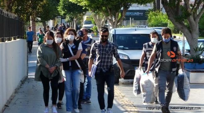 AVM'lerden mont çalan Moğolistanlı 2 kadın tutuklandı
